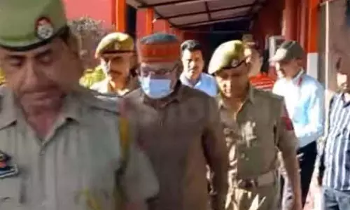 Farooq Abdullah पर हमला, कोर्ट ने आरोपी को 6 अप्रैल तक जेल भेजा Farooq Abdullah पर हमला, कोर्ट ने आरोपी को 6 अप्रैल तक जेल भेजा
