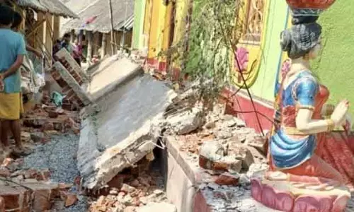 दीवार गिरने से एक बच्चा की मौत, दो घायल