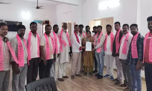 BRS ने चंदूर में तेलंगाना पब्लिक स्कूल के लिए याचिका दायर की BRS ने चंदूर में तेलंगाना पब्लिक स्कूल के लिए याचिका दायर की