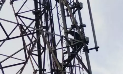 Farrukhabad: हाईटेंशन टावर पर युवक का ड्रामा, प्रशासन अलर्ट