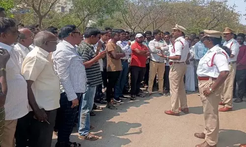 बिना हेलमेट के यात्रा करना खतरनाक है: Traffic CI महालक्ष्मीया बिना हेलमेट के यात्रा करना खतरनाक है: Traffic CI महालक्ष्मीया