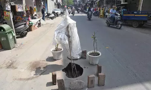 Ludhiana के एक स्कूल के पास सड़क धंसने से सुरक्षा को लेकर चिंताएं बढ़ीं Ludhiana के एक स्कूल के पास सड़क धंसने से सुरक्षा को लेकर चिंताएं बढ़ीं