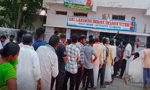 Narayanpet ज़िले में पुलिस सुरक्षा के बीच सिलेंडरों का वितरण Narayanpet ज़िले में पुलिस सुरक्षा के बीच सिलेंडरों का वितरण