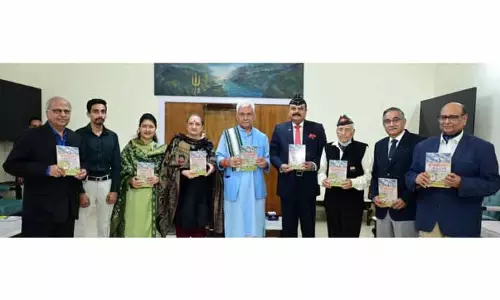 JAMMU: उपराज्यपाल को पुस्तकें भेंट की गईं JAMMU: उपराज्यपाल को पुस्तकें भेंट की गईं