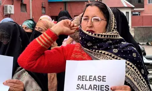 हटाए गए ICDS सहायकों ने विरोध प्रदर्शन किया हटाए गए ICDS सहायकों ने विरोध प्रदर्शन किया
