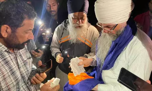Khanna Area में बेअदबी की घटना के बाद तनाव, दो गिरफ्तार Khanna Area में बेअदबी की घटना के बाद तनाव, दो गिरफ्तार