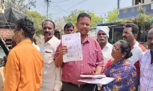 Munugode में गैस के लिए ज़्यादा पैसे वसूलने पर तहसीलदार ने चेतावनी दी Munugode में गैस के लिए ज़्यादा पैसे वसूलने पर तहसीलदार ने चेतावनी दी