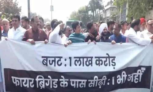 शासन की विफलता को लेकर आतिशी और AAP विधायकों ने दिल्ली विधानसभा के बाहर प्रदर्शन किया शासन की विफलता को लेकर आतिशी और AAP विधायकों ने दिल्ली विधानसभा के बाहर प्रदर्शन किया