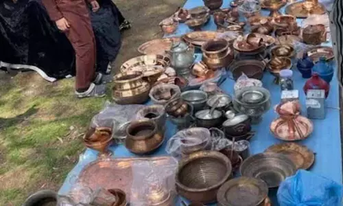Kashmiris ने युद्ध-ग्रस्त ईरान को सोना और बचत दान की