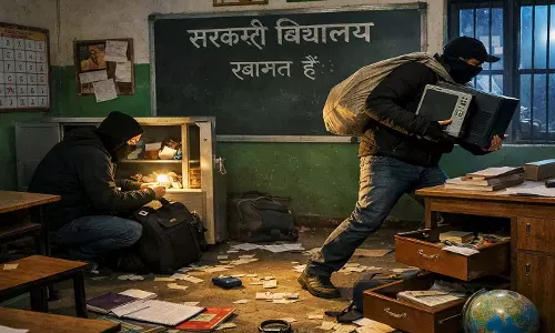 सरकारी स्कूल में चोरी: चोरों ने चैनल गेट काटकर 95 हजार के सामान किए पार