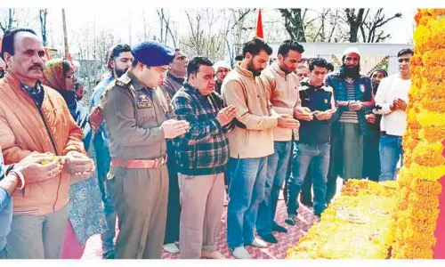 SHOPIAN: नदीमार्ग के शहीदों को भावभीनी श्रद्धांजलि अर्पित की गई SHOPIAN: नदीमार्ग के शहीदों को भावभीनी श्रद्धांजलि अर्पित की गई