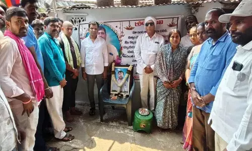 पूर्व विधायक Gadari Kishore ने कई परिवारों को आर्थिक सहायता प्रदान की