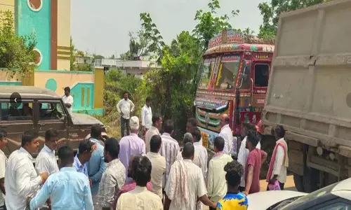 Burgampahad के ग्रामीण सड़कों को नुकसान पहुँचाने वाले रेत के ट्रकों की आवाजाही का विरोध कर रहे Burgampahad के ग्रामीण सड़कों को नुकसान पहुँचाने वाले रेत के ट्रकों की आवाजाही का विरोध कर रहे