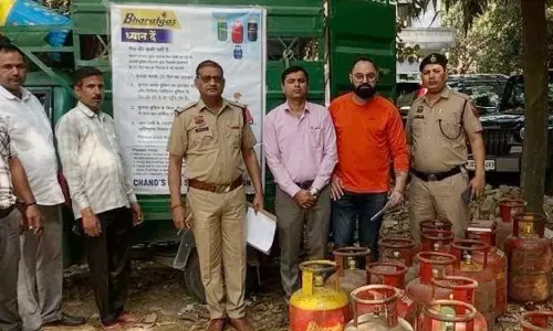 BREAKING: गैस कालाबाजारी पर कड़ा प्रहार, 32 सिलेंडर जब्त, 1 आरोपी हिरासत में BREAKING: गैस कालाबाजारी पर कड़ा प्रहार, 32 सिलेंडर जब्त, 1 आरोपी हिरासत में
