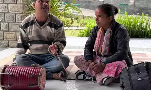 Jammu के लोक गायक चैत्र मास में निचले कांगड़ा क्षेत्र का दौरा करने की परंपरा को जीवित रखे हुए हैं Jammu के लोक गायक चैत्र मास में निचले कांगड़ा क्षेत्र का दौरा करने की परंपरा को जीवित रखे हुए हैं