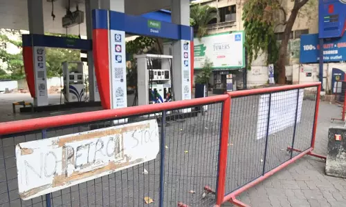 सरकारी आश्वासनों के बावजूद Hyderabad में LPG और पेट्रोल की घबराहट भरी खरीदारी सरकारी आश्वासनों के बावजूद Hyderabad में LPG और पेट्रोल की घबराहट भरी खरीदारी