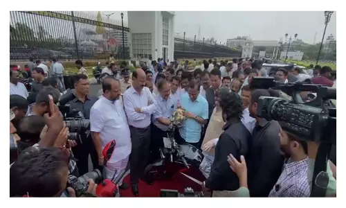 तेलंगाना ने सरकारी कर्मचारियों के लिए भारत की पहली राज्य-स्तरीय EV छूट योजना शुरू की