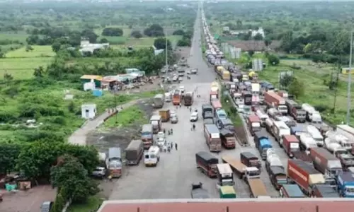 ट्रक चालकों ने सावालेश्वर टोल पर तोड़फोड़ की; Solapur-Pune highway पर यातायात ठप