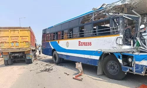 निज़ामाबाद में लॉरी-RTC बस टक्कर, 15 लोग घायल निज़ामाबाद में लॉरी-RTC बस टक्कर, 15 लोग घायल