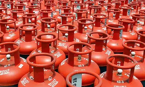 ईंधन या LPG की कोई कमी नहीं, पुलिस ने नागरिकों से शांत रहने की अपील की