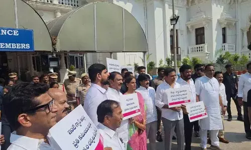 BRS ने गैस की कमी के ख़िलाफ़ प्रदर्शन किया, विधानसभा में चर्चा की मांग की BRS ने गैस की कमी के ख़िलाफ़ प्रदर्शन किया, विधानसभा में चर्चा की मांग की