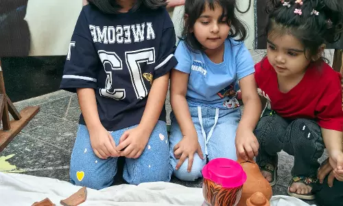 Lucknow: ईरान के समर्थन में लोगों ने खोला मदद का रास्ता Lucknow: ईरान के समर्थन में लोगों ने खोला मदद का रास्ता