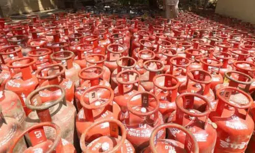 पैनिक बाइंग के बीच सिविल सप्लाई विभाग ने कहा- तेलंगाना में पेट्रोल, डीज़ल या LPG की कोई कमी नहीं पैनिक बाइंग के बीच सिविल सप्लाई विभाग ने कहा- तेलंगाना में पेट्रोल, डीज़ल या LPG की कोई कमी नहीं