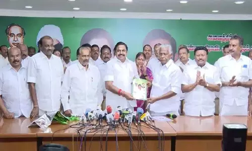TN Elections: AIADMK ने हर परिवार को फ्रिज और ₹10,000 देने का वादा किया TN Elections: AIADMK ने हर परिवार को फ्रिज और ₹10,000 देने का वादा किया