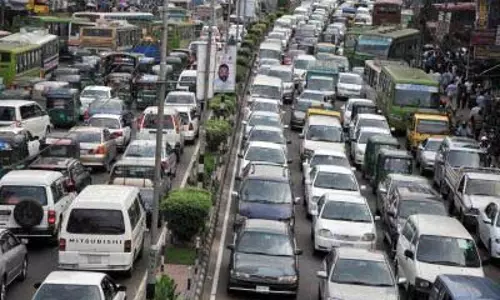 Bangladesh के पेट्रोल पंपों पर भीड़, सामान्य से ज्यादा खरीदारी से ईंधन आपूर्ति बाधित Bangladesh के पेट्रोल पंपों पर भीड़, सामान्य से ज्यादा खरीदारी से ईंधन आपूर्ति बाधित