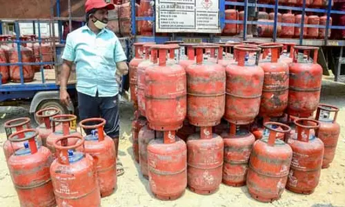 LPG जमाखोरी-कालाबाजारी के मामले में 155 गिरफ्तार, 642 एफआईआर दर्ज LPG जमाखोरी-कालाबाजारी के मामले में 155 गिरफ्तार, 642 एफआईआर दर्ज