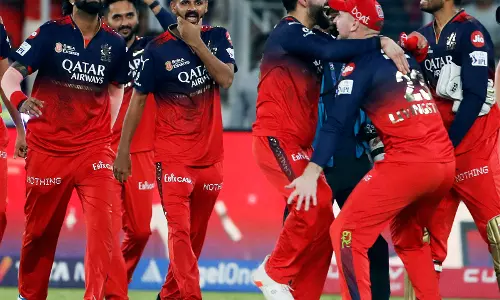 RCB पिछले साल जान गंवाने वाले फैंस को श्रद्धांजलि देगी; खिलाड़ी 11 नंबर की जर्सी पहनेंगे RCB पिछले साल जान गंवाने वाले फैंस को श्रद्धांजलि देगी; खिलाड़ी 11 नंबर की जर्सी पहनेंगे