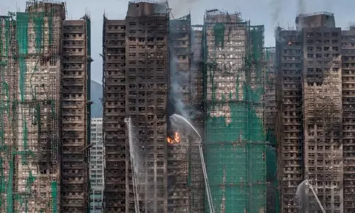 Hong Kong के वांग फुक कोर्ट अग्निकांड पर सार्वजनिक सुनवाई, बचे लोग अब भी महसूस कर रहे अपराधबोध