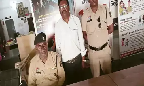 CG: 71 वर्षीय बुजुर्ग धार्मिक बैनर फाड़ने के आरोप में गिरफ्तार CG: 71 वर्षीय बुजुर्ग धार्मिक बैनर फाड़ने के आरोप में गिरफ्तार