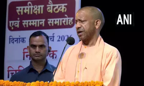 मुख्यमंत्री योगी आदित्यनाथ ने स्वास्थ्य सेवा कार्यकर्ताओं को सम्मानित करते हुए कहा