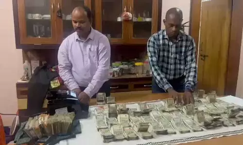 आरडीई कार्यालय के ऑडिटर रिश्वत लेते हुए रंगे हाथों गिरफ्तार आरडीई कार्यालय के ऑडिटर रिश्वत लेते हुए रंगे हाथों गिरफ्तार