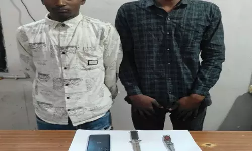 चाकू से हमलाकर मोबाइल लूटने वाले दो आरोपी चंद घंटों में गिरफ्तार