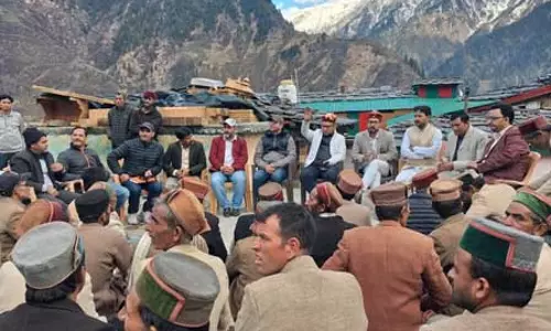फिताड़ी आग त्रासदी में 8 मकान और 6 अन्न भंडार जलकर खाक, तीन गायों की दर्दनाक मौत फिताड़ी आग त्रासदी में 8 मकान और 6 अन्न भंडार जलकर खाक, तीन गायों की दर्दनाक मौत