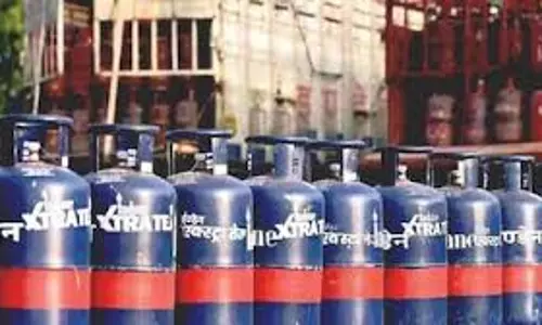 New Delhi: कमर्शियल LPG सप्लाई बढ़ी, उद्योगों को फायदा New Delhi: कमर्शियल LPG सप्लाई बढ़ी, उद्योगों को फायदा