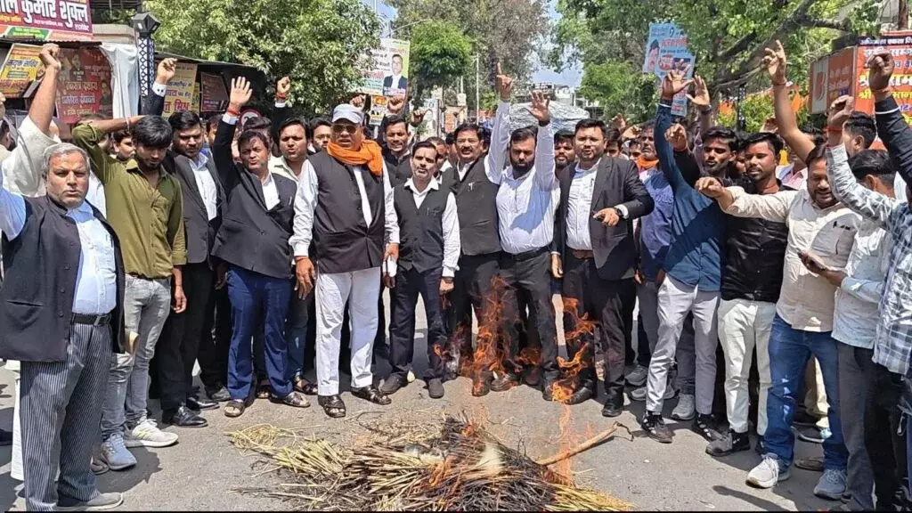 Shahjahanpur: प्रतिमाएं तोड़ने पर ठेकेदार पर गिरेगी गाज Shahjahanpur: प्रतिमाएं तोड़ने पर ठेकेदार पर गिरेगी गाज
