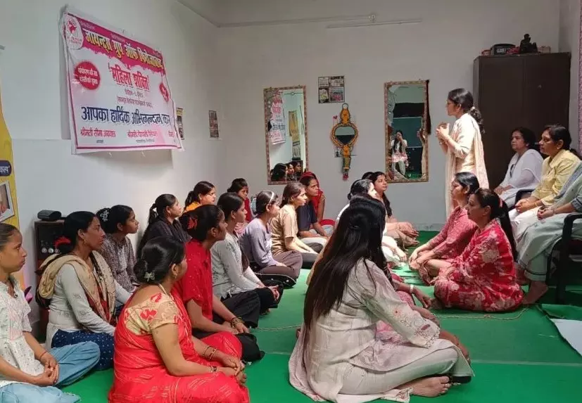 Firozabad: महिलाओं को मानसिक शांति के लिए ध्यान का प्रशिक्षण
