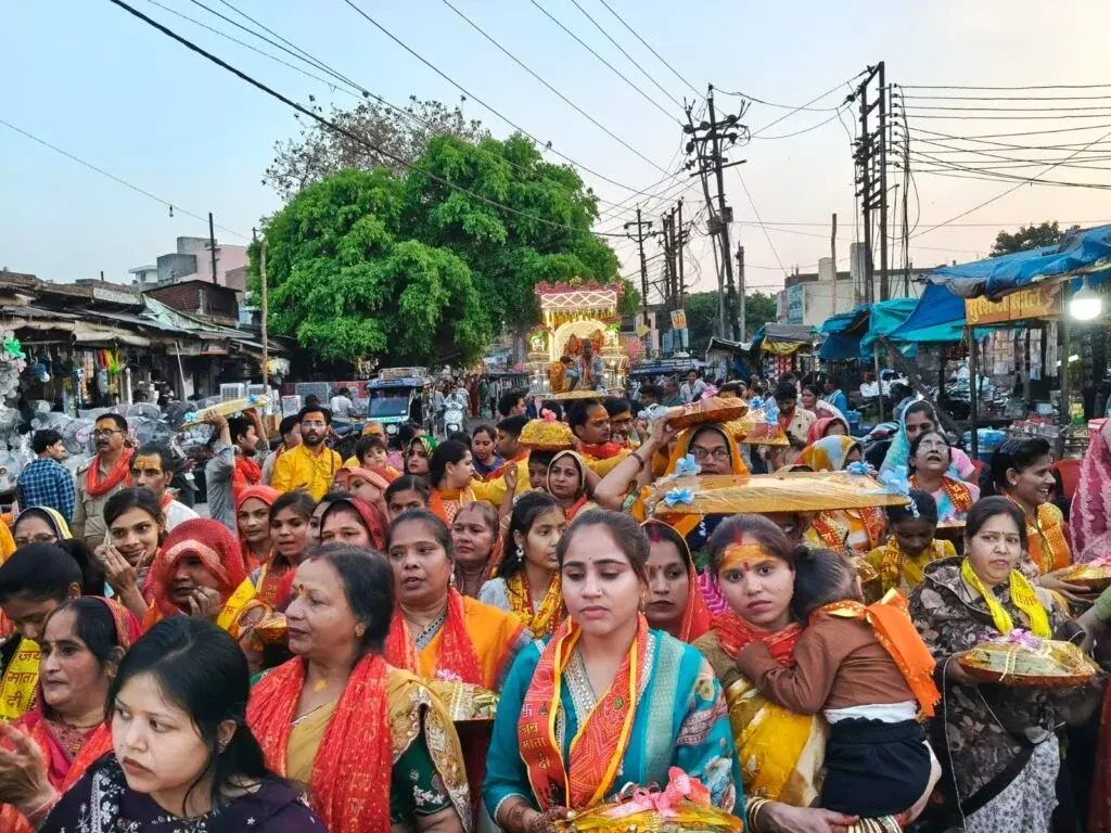 Firozabad: पोशाक यात्रा में महिलाएँ भी शामिल, धूमधाम के साथ कार्यक्रम