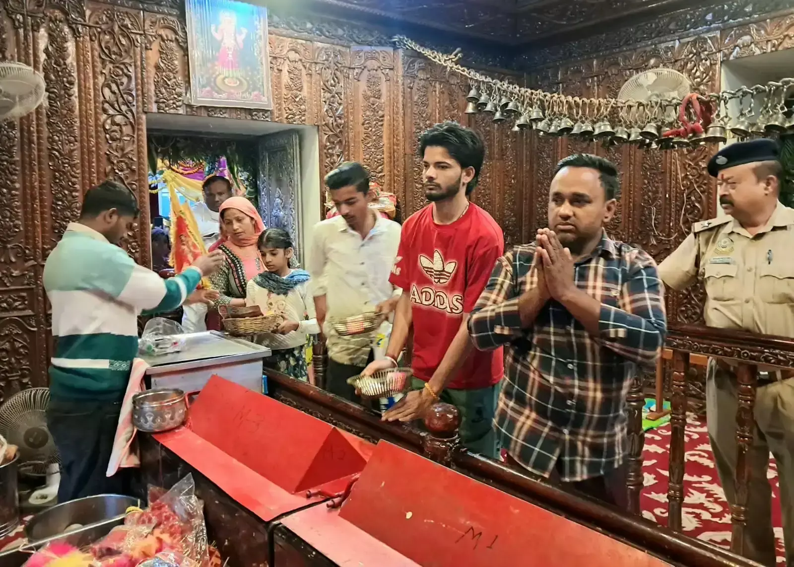 Nahan: छठे नवरात्र पर मंदिर में भारी भक्तों की भीड़ Nahan: छठे नवरात्र पर मंदिर में भारी भक्तों की भीड़