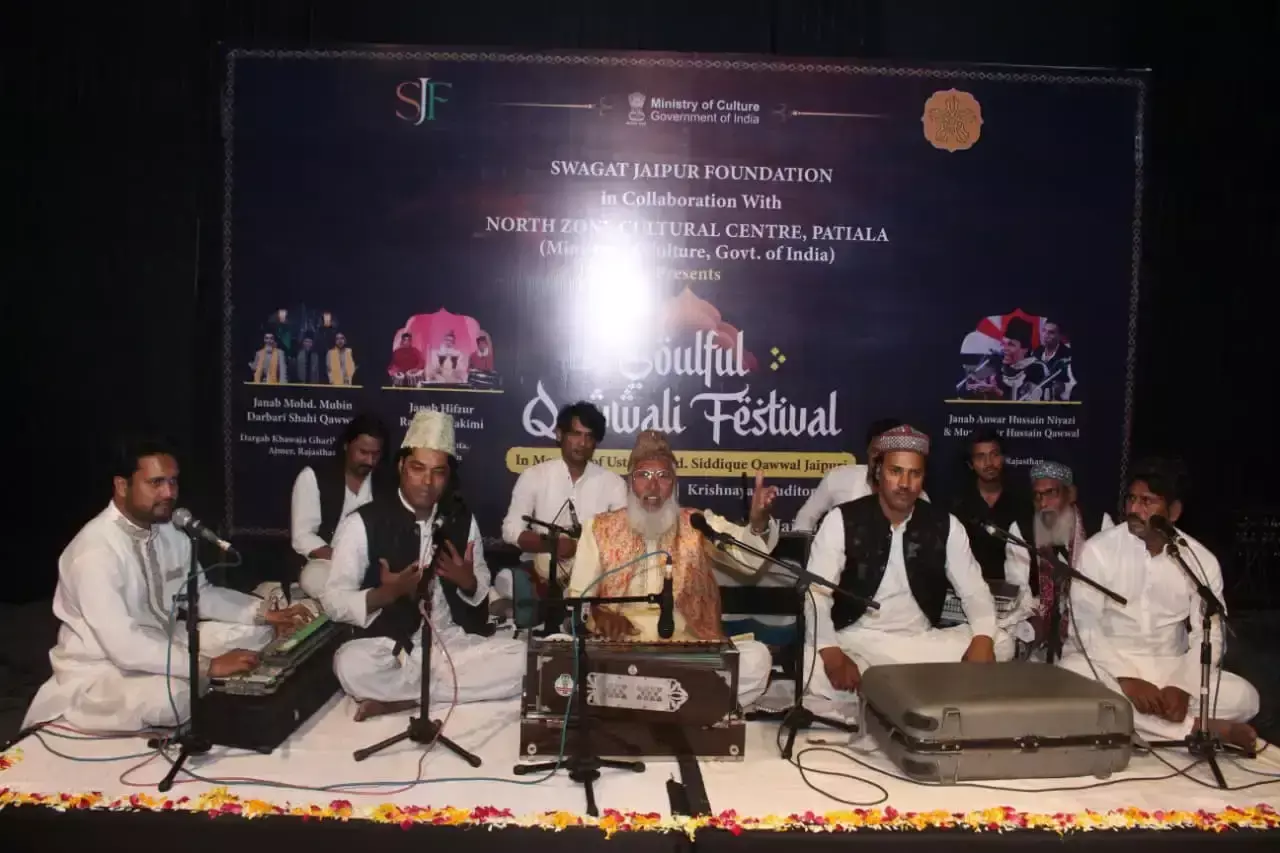 Jaipur: गुलाबी फिजा में बजे सूफियाना कलाम के सुर Jaipur: गुलाबी फिजा में बजे सूफियाना कलाम के सुर
