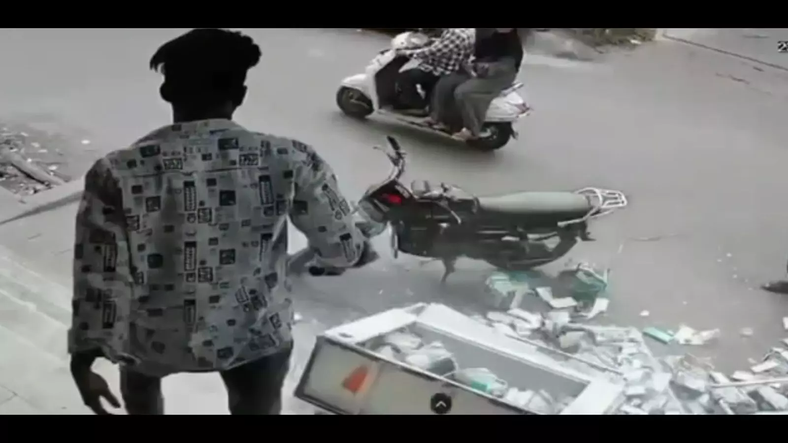 Hyderabad: चादरघाट में शख्स का उत्पात, मोबाइल दुकान को बनाया निशाना Hyderabad: चादरघाट में शख्स का उत्पात, मोबाइल दुकान को बनाया निशाना