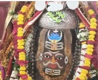 उज्जैन के महाकालेश्वर मंदिर में भक्तों ने लगाए हर हर महादेव और ऊं नमः शिवाय के जयकारे उज्जैन के महाकालेश्वर मंदिर में भक्तों ने लगाए हर हर महादेव और ऊं नमः शिवाय के जयकारे