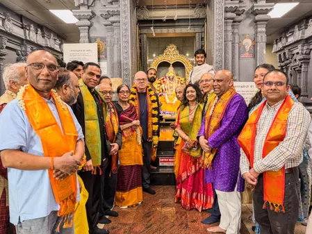 मैसाचुसेट्स के मंदिर पहुंचे यूएस कांग्रेसमैन मैकगवर्न, दिखा सामुदायिक जुड़ाव मैसाचुसेट्स के मंदिर पहुंचे यूएस कांग्रेसमैन मैकगवर्न, दिखा सामुदायिक जुड़ाव
