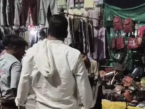 OMG! बैग चोरी के शक में मचा बवाल, महिलाओं के दो पक्षों में विवाद OMG! बैग चोरी के शक में मचा बवाल, महिलाओं के दो पक्षों में विवाद
