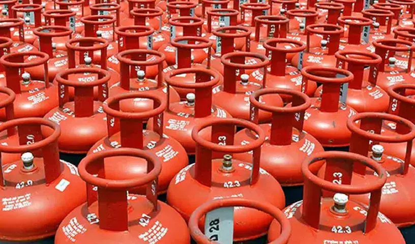 Hyderabad: ईंधन या LPG की कोई कमी नहीं, पुलिस ने नागरिकों से शांत रहने की अपील Hyderabad: ईंधन या LPG की कोई कमी नहीं, पुलिस ने नागरिकों से शांत रहने की अपील
