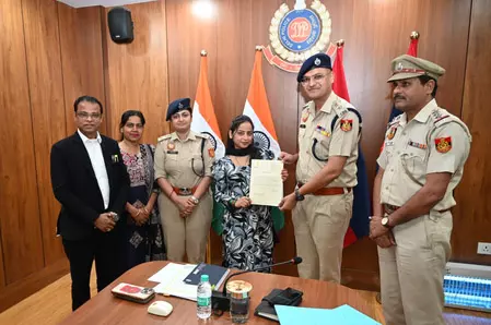 महिला ने दिखाई बहादुरी, मोबाइल छीनने वाले दो बदमाशों को खुद पकड़ा महिला ने दिखाई बहादुरी, मोबाइल छीनने वाले दो बदमाशों को खुद पकड़ा