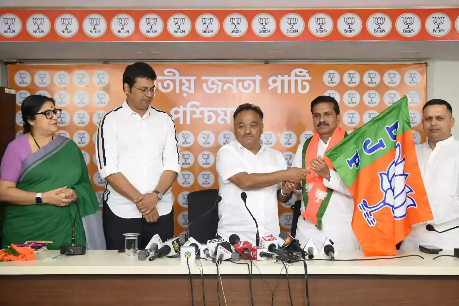Kolkata: कांग्रेस छोड़ भाजपा में आए संतोष पाठक Kolkata: कांग्रेस छोड़ भाजपा में आए संतोष पाठक
